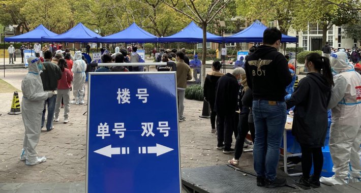 Zbog povećanog broja inficiranih koronavirusom, produžena zabrana kretanja u Šangaju