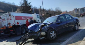 U sudaru kamiona i automobila povrijeđeno više osoba