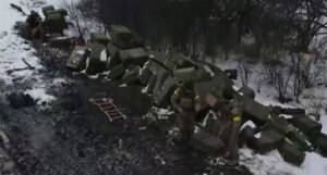 Snimci drona teških ruskih gubitaka: Uništeni tenkovi, ostavljeni sanduci s municijom