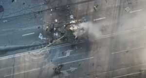 Snimljen nevjerovatan prizor: Ruski vojnik pokušava pobjeći iz tenka kojeg zasipaju projektilima