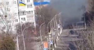 Ukrajinac iz zgrade snimao ruski tenk, ovaj krenuo pucati u njegovom smjeru