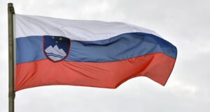 Ambasada Slovenije u Kijevu skinuli svoju zastavu jer previše liči ruskoj