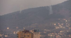 Požar na Zmajevcu iznad Zenice lokalizovan, ali je još aktivan