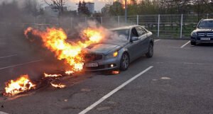Vatra “progutala” automobil na parkingu kod Panonskih jezera