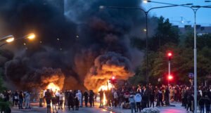 Veliki nemiri u Švedskoj zbog paljenja Kur'ana, policija upucala tri osobe