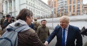 Britanski premijer sa Zelenskim prošetao ulicama Kijeva, razgovarali sa građanima