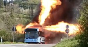 Eksplodirao gradski autobus koji je išao na plin, vatra ga je doslovno progutala