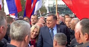 Dodik i Cvijanović uživali dok su okupljeni pjevali da će ubiti Schmidta