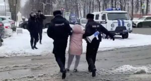 U nekoliko ruskih gradova održani protesti protiv rata, uhapšeno na desetine ljudi