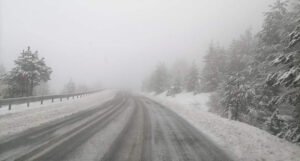 Zbog snijega i poledice saobraća se otežano, odroni na brojnim dionicama