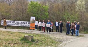 Mještani održali mirni protest: Ukinite koncesiju za kamenolom Kuti