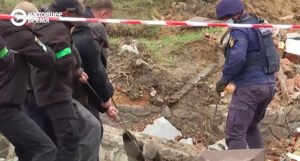 UZNEMIRUJUĆE Kod Kijeva pronađena nova masovna grobnica, oglasio se i Zelenski