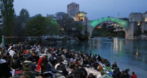 Mladi iftarili ispod Starog mosta u Mostaru