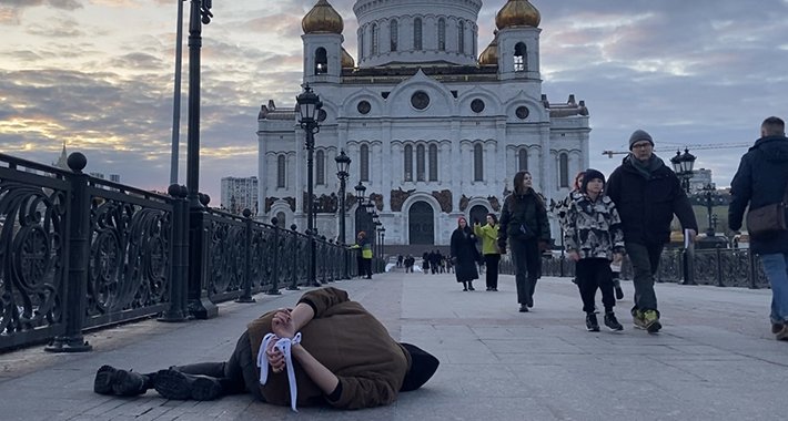 Ovako je građanin Moskve odao počast ubijenim u masakru u Buči