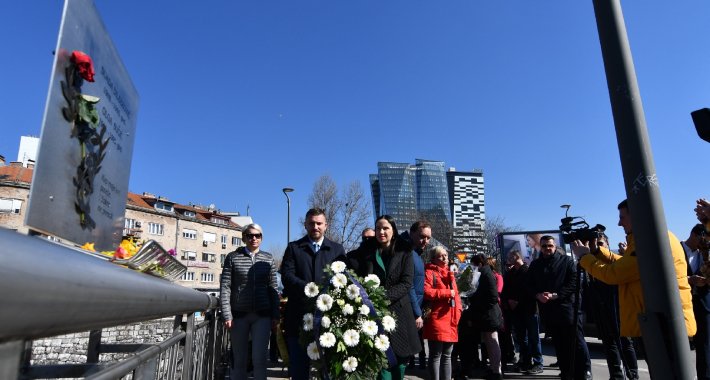 Položeno cvijeće na Mostu Suade i Olge: Sarajevo ostalo dostojanstven grad i nosilac poruke mira