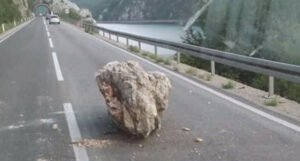 Vatrogasci uklanjali kamenje s ceste nakon zemljotresa