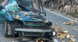 Dijelovi stijene obrušili se na automobil, povrijeđene dvije osobe