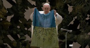 Papa Franjo se pojavio noseći ukrajinsku zastavu iz Buče i poslao snažnu poruku
