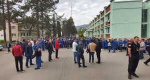 Protest nekoliko stotina radnika kompanije UNIS Ginex u Goraždu