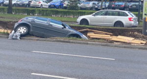 Saobraćajna nesreća u Sarajevu, automobil završio u kanalu