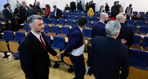 Burno u Skupštini KS: Sjednica prekinuta, premijer Forto povukao predloženi dnevni red