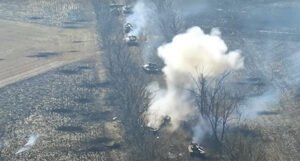 Napad na konvoj: Objavljeni snimci uništavanja velikog broja ruskih tenkova i oklopnjaka