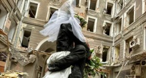 Ukrajinski par se vjenčao, pa pozirao među ruševinama Harkiva