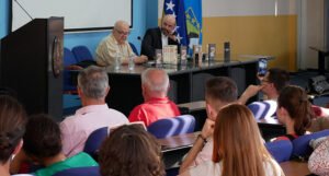“Zdravo Bosno, stižem iz Sarajeva”: U Tuzli održano književno veče s Abdulahom Sidranom