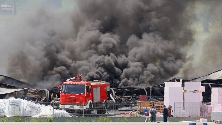 Požar u tvornici kod Bihaća ugašen: “Pola života mi je ovdje i nestaje u plamenu”