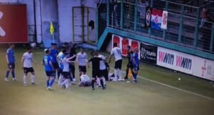 Prekinuta utakmica na Pecari, dva igrača Sarajeva pogođena s tribina