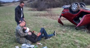 Vojnik Oružanih snaga BiH izvukao vozača iz slupanog automobila