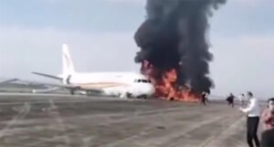 Avion se zapalio tokom polijetanja, na desetine putnika prevezeno u bolnicu