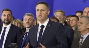 Sedam stranaka podržalo kandidaturu Denisa Bećirovića za člana Predsjedništva BiH