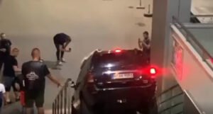 Uhapšen vozač koji se džipom pokušao spustiti niz stepenice Tržnice