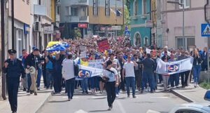 Stotine građana na prvomajskoj protestnoj šetnji u Goraždu, podržali radnike Ginexa
