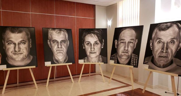 Mostarcima kroz izložbu “Lično” Velije Hasanbegovića predstavljeni portreti žrtava rata