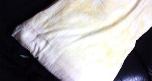 Kako oprati žute mrlje sa jastuka