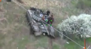 Ukrajinci objavili snimku: Ovako dronovi “kamikaze” uništavaju ruske tenkove