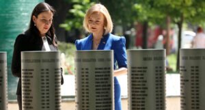 Britanska šefica diplomatije položila cvijeće na spomenik ubijenoj djeci Sarajeva