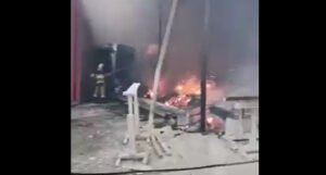 Vatra uništila fabriku za preradu drveta, vatrogasci satima gasili požar