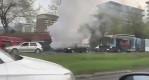 U Sarajevu se automobil zapalio tokom vožnje, intervenisali vatrogasci
