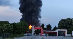 Veliki požar u fabrici “Sava”, vatrogasci na terenu
