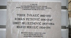 U Sarajevu postavljena spomen-ploča umjetnicima Švrakiću, Petroviću, Mujezinoviću i Mikuliću