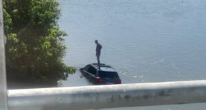 Prizori nesvakidašnje nesreće u rijeci Bosni: Vozač čeka da ga izvuku na obalu