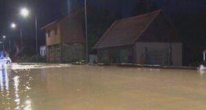 Besana noć u Prijedoru: Voda prodrla u kuće, poplavljeno više od 200 objekata