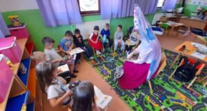 Bibliotekarka Sanela Kaikčija ljubav prema knjigama prenosi djeci, odjevena u kostim vile