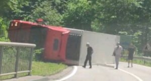 Prevrnuo se kamion, kilometarske kolone na putu Tuzla – Sarajevo