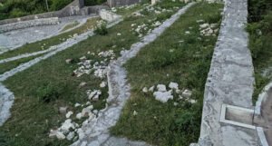 Američka ambasada oštro osudila barbarski vandalizam na Partizanskom groblju u Mostaru