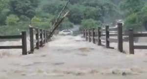 Nabujale rijeke nakon velikih kiša pokrenule klizišta, desetine hiljada ljudi napustilo domove