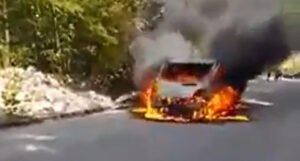 U Hercergovini izgorio kombi koji je prevozio turiste, uništen je u potpunosti